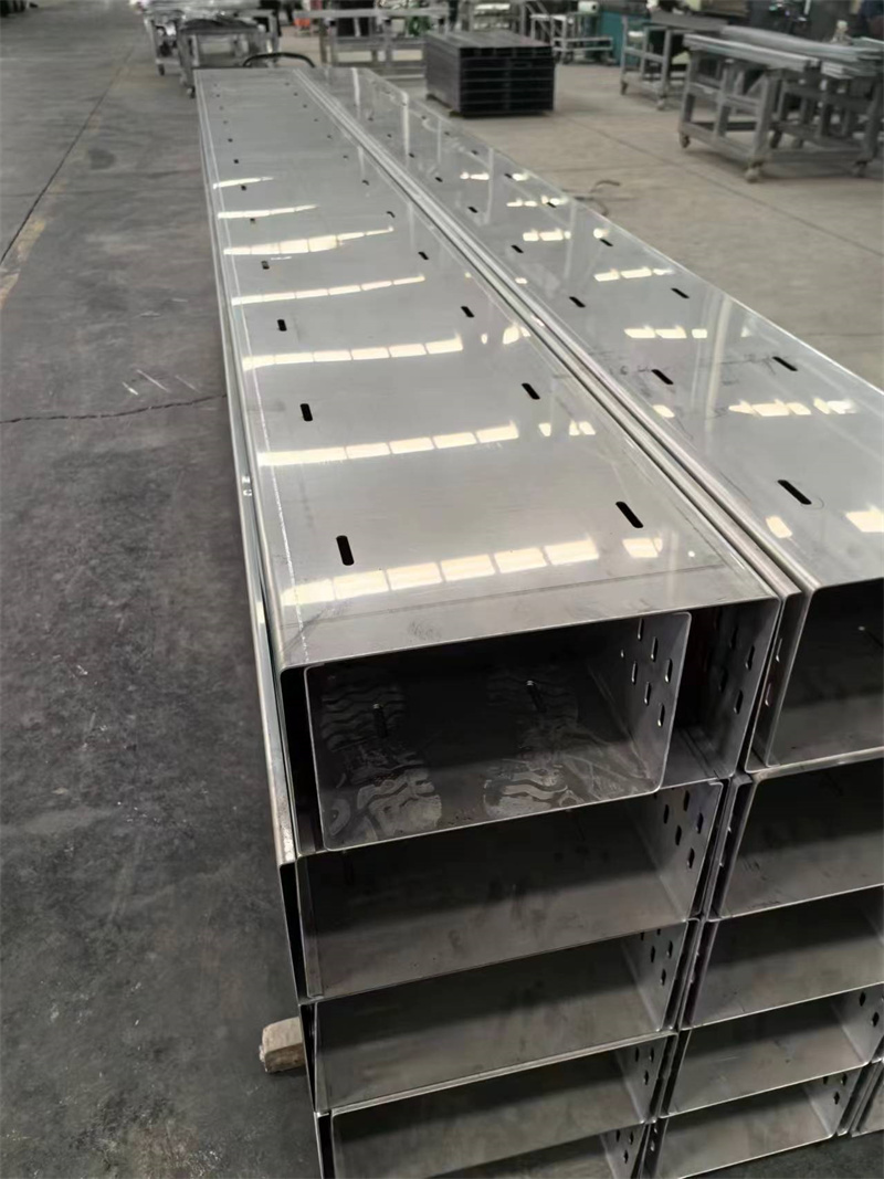 托盘式电缆桥架